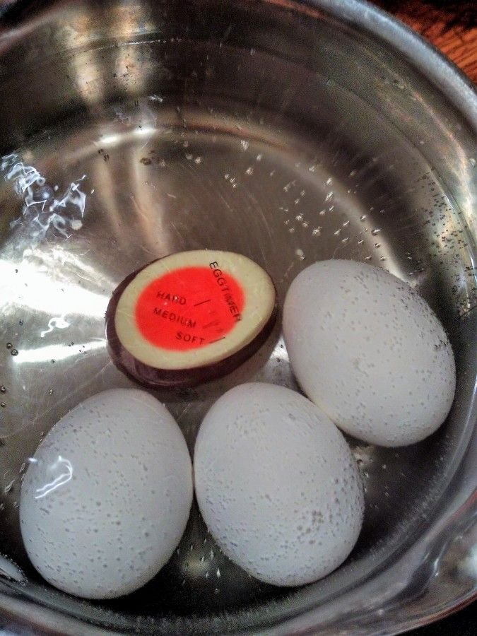 Сколько надо варить яйца жидкие. Готовность яиц. Варка яиц. Варианты варки яиц. Штука для готовности яиц.