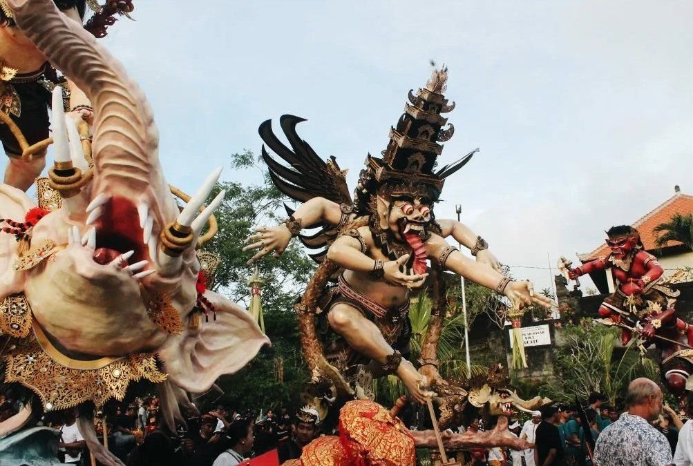 день тишины на бали. день тишины (nyepi day) - бали. парад ого ого на бали. день тишины (nyepi day) - бали. ньепи на бали парад.
