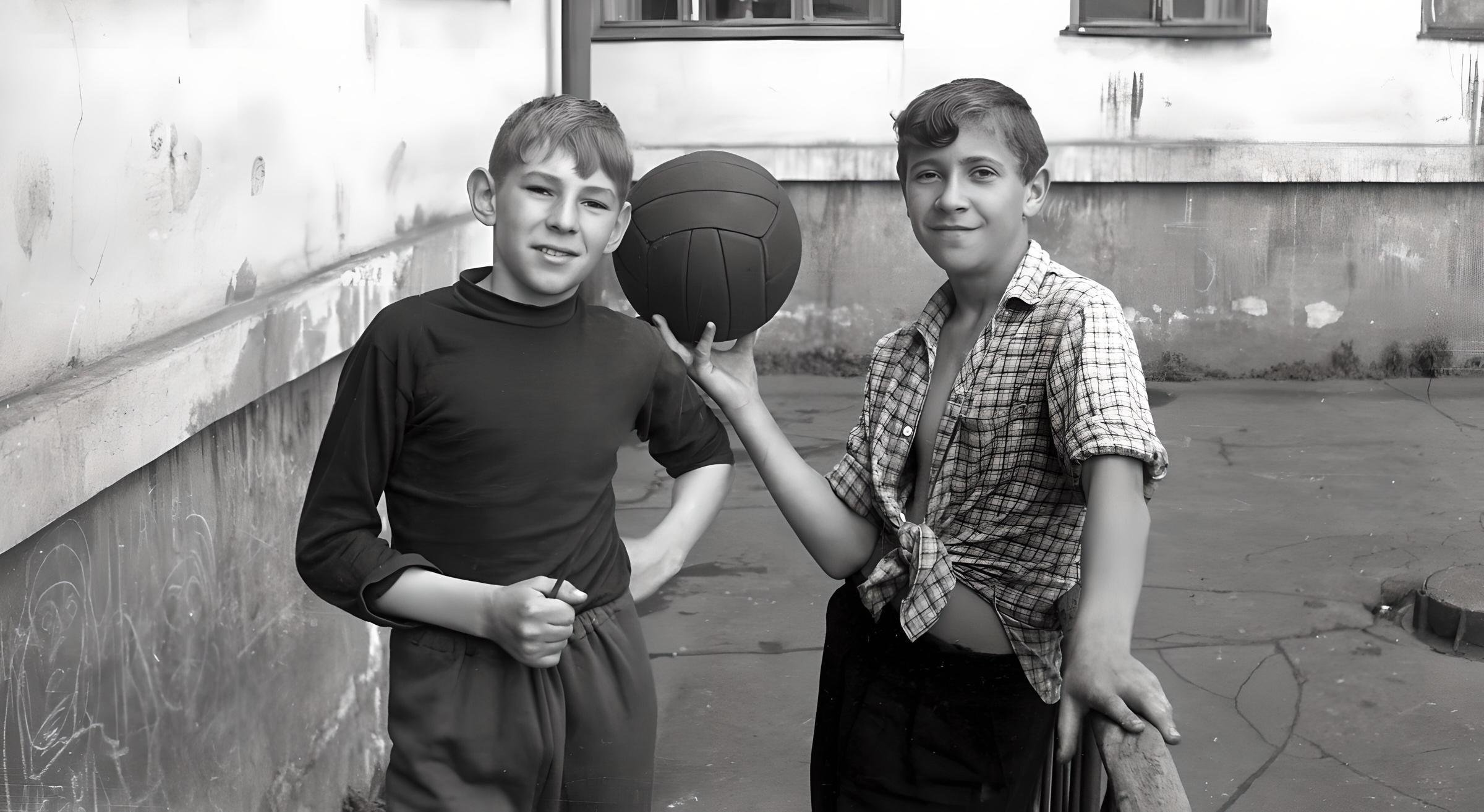 Старый школьник. Советский мальчик. Советские пацаны. Дворовые мальчишки. Два мальчика СССР.