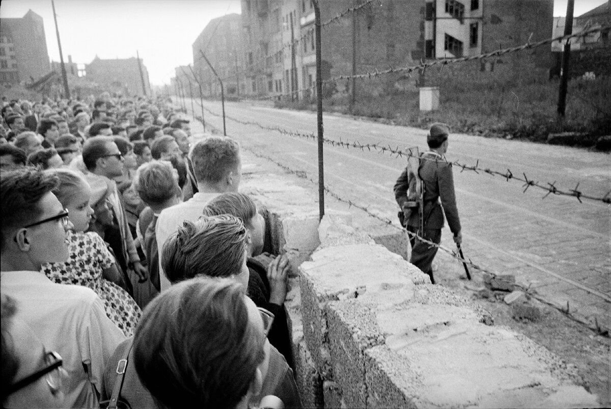 Гдр стена в берлине. Берлинская стена 1961. Берлинская стена ГДР 1961. ГДР И ФРГ стена. Возведение Берлинской стены в 1961.