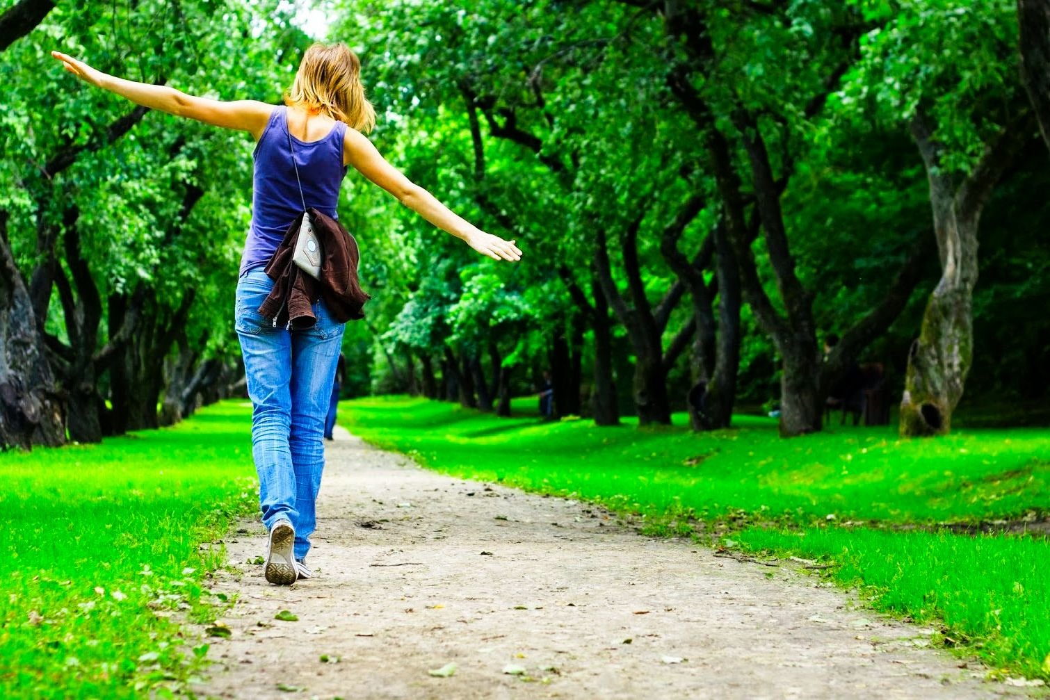 The way she walks. Прогулки на свежем воздухе. Гулять в парке. Люди гуляют в парке. Прогулка на природе.