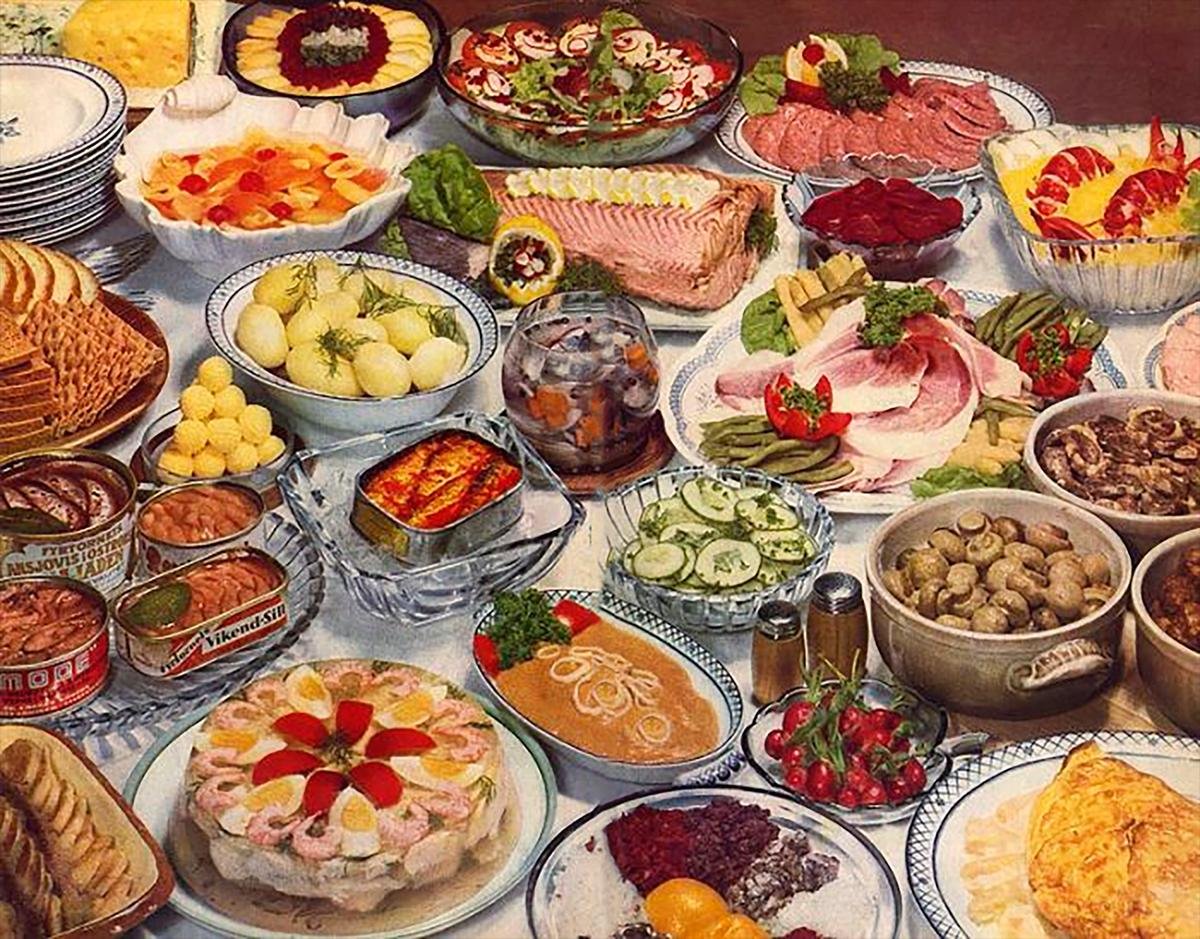 Какое блюдо дало название развлекательному мероприятию. Еда на праздничный стол. Блюда на столе. Вкусный стол. Советский праздничный стол.