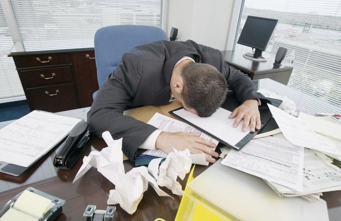 Уставший мужчина. Работник офиса. Увольнение. Безответственный человек. Что делают руководители после работы.