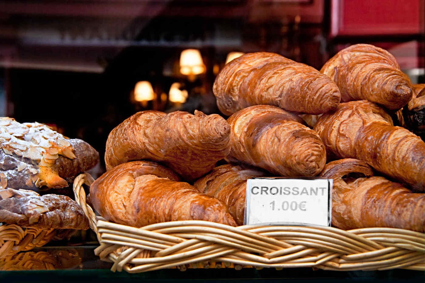 Курассан. Пекарня во Франции Boulangerie. Франция круассаны. Парижский круассан. Пекарня круассан.