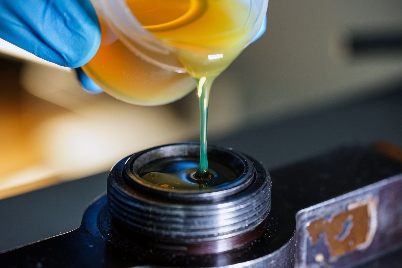 лабораторных исследования моторных масел. химический анализ трансформаторного масла. лабораторное исследование масла. моторное масло. взятие проб масел.