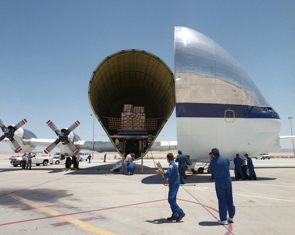 Самый самолет. Aero Spacelines super Guppy кабина. Супер гуппи самолет. Boeing 377 super Guppy. B-377 Guppy.