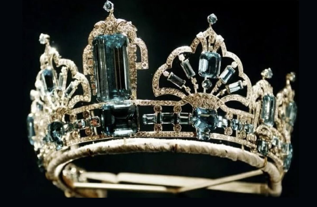 парюра "бант-склаваж" императрицы екатерины ii. аквамариновая парюра елизаветы ii. драгоценность 2. тиара романовых у елизаветы 2. корона екатерины 2.
