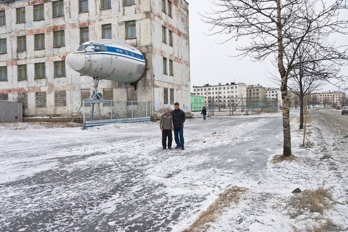 Сусуман магаданская область. Сусуман набережная 22. Сусуман самолет в доме. Сусуман достопримечательности.