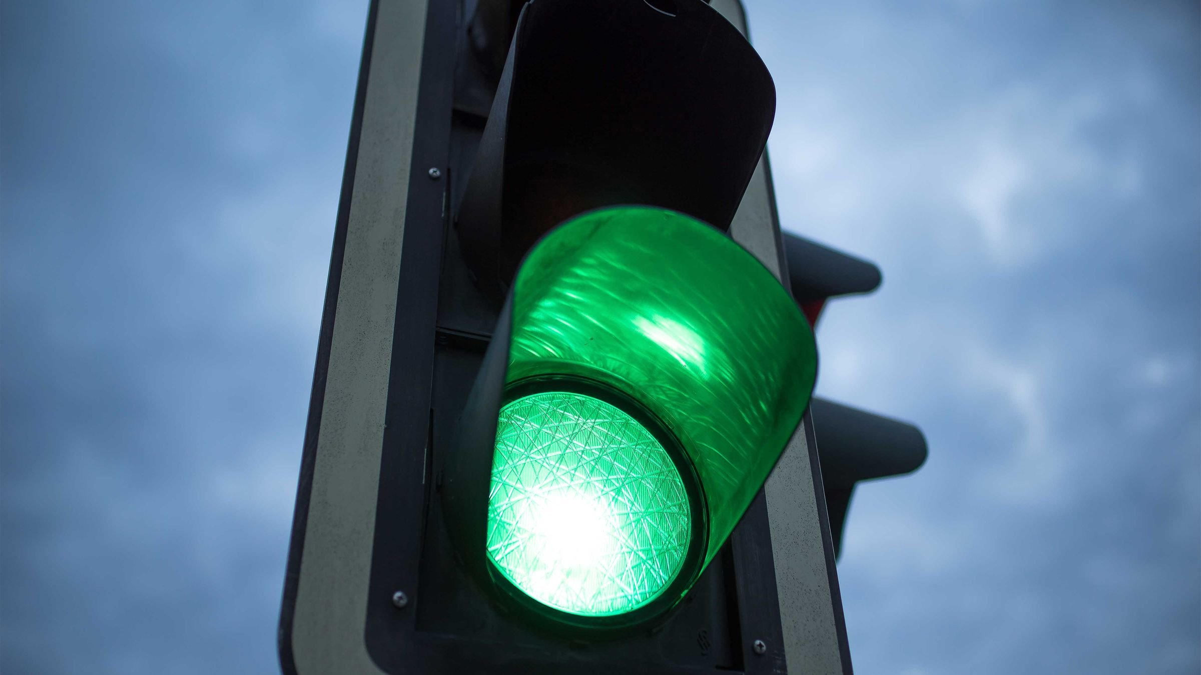 Светофоры всегда зеленые. Зеленый сигнал светофора. Зеленый цвет светофора. Зеленый свет светофора. Мигающий зеленый сигнал светофора.