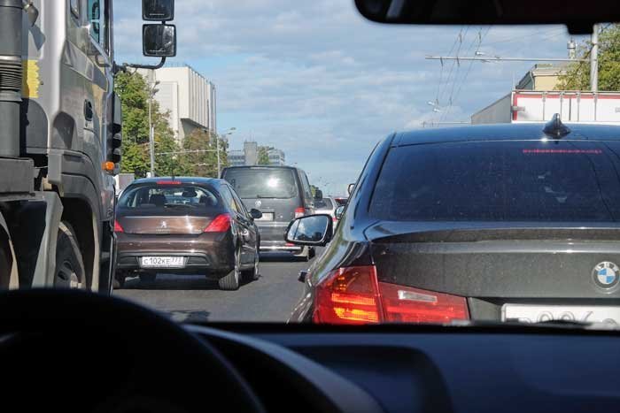 Пробка в валах. Пробка машин. Пробка в Москве из машины. Пробки в Москве вид из машины. Пробка вид из автомобиля.