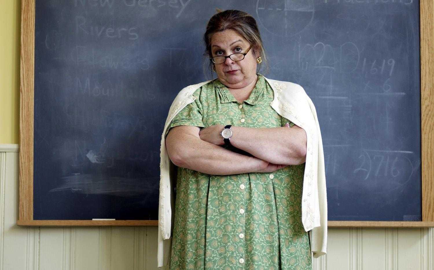 Учитель мультяшный. Харьковский абрам картины награда учителя. Старые классные руководители. Учителя. Старая учительница.