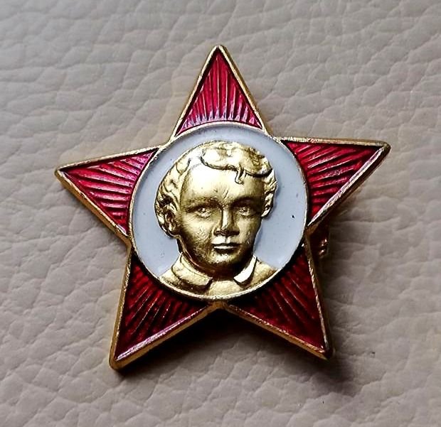 С октябрятским значком...
