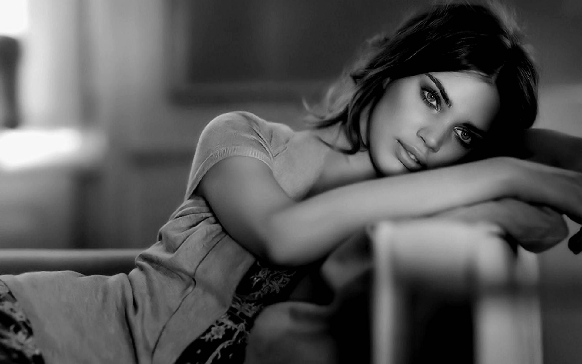 Женщина безразлична. Adriana Lima. Адриана Лима монохром. Адриана Лима грустная. Сабин Кассель.