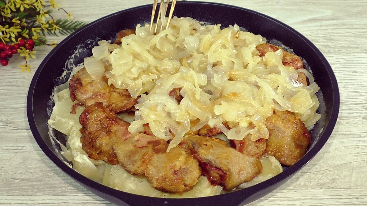 Борщ с мясом. Говядина запечённая под огурцами. Шурпа из баранины в казане на плите. Рататуй на сковороде с овощами. Шурпа кавказская.