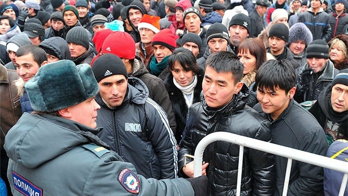 Сколько таджиков депортировали. Мигранты в России. Мигранты из России. Мигранты из средней Азии в России. Мигранты узбеки.