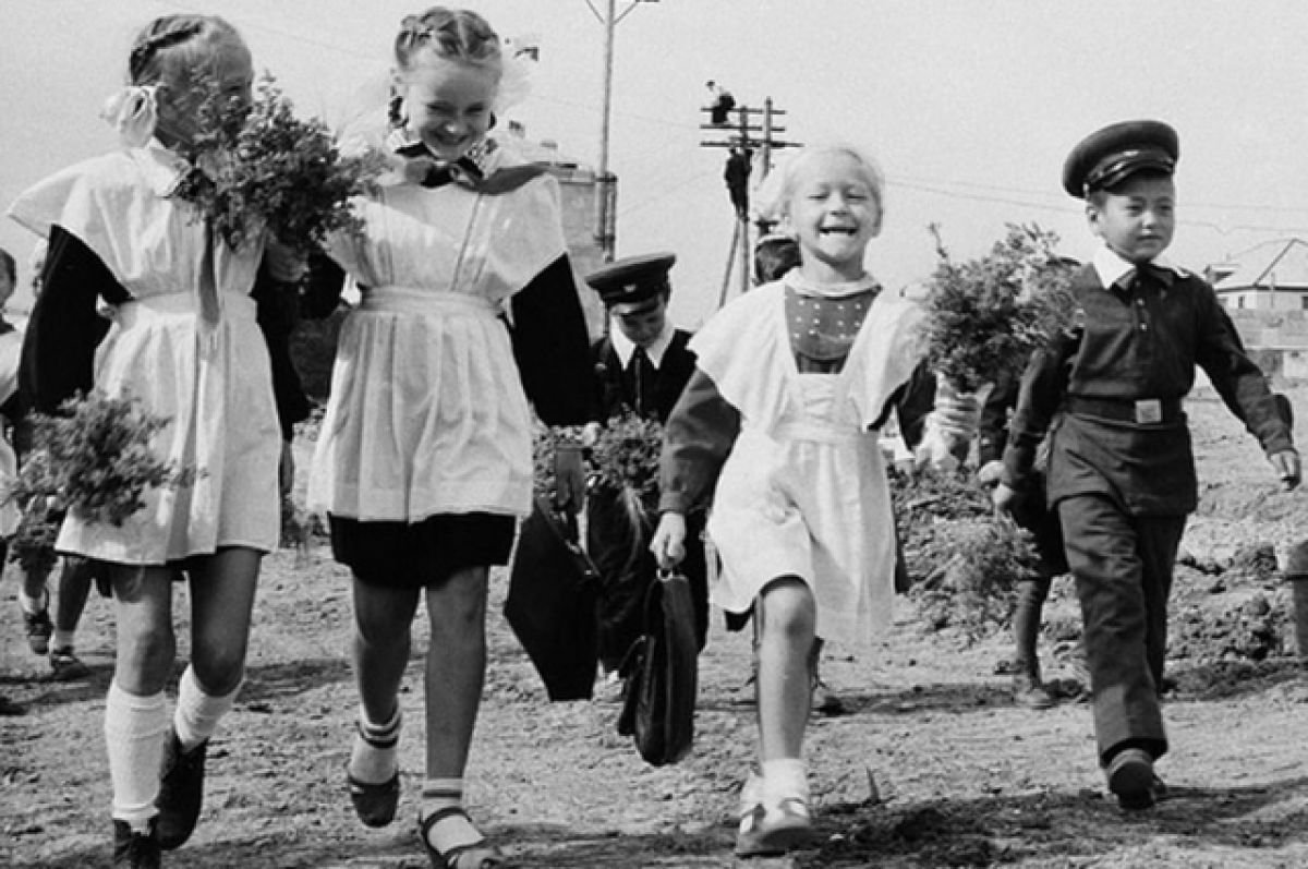 Дети ссср какого года. Советские школьники. Советские дети в школе. Школьник 50 х годов. Советские дети идут в школу.