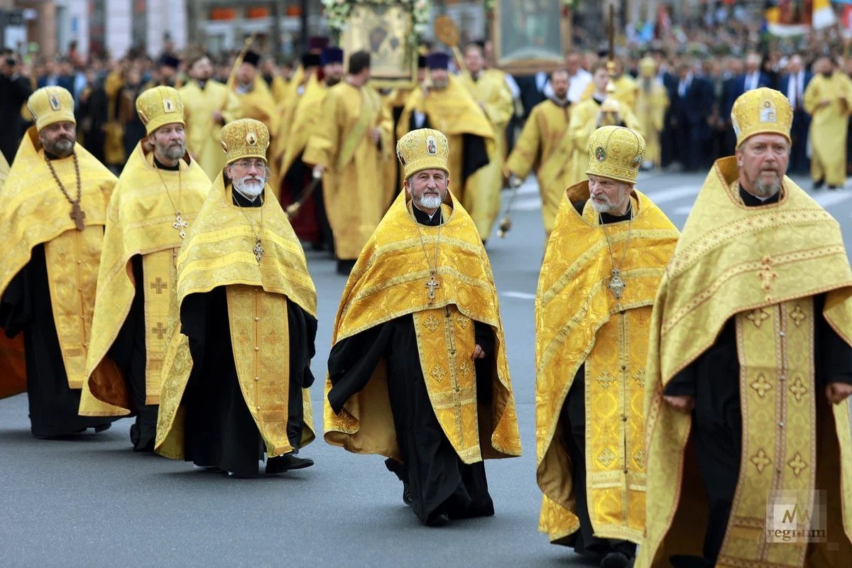 Священник православной церкви в рясе