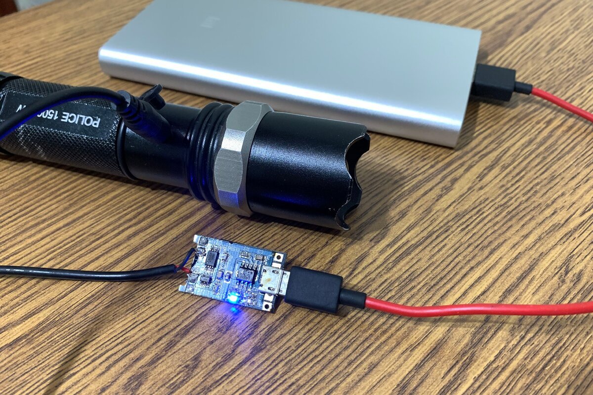 Фонарь светодиодный с usb flashlight. 7v/450ma. Зарядить аккумулятор фонаря. Фонарик из батарейки. Зарядка для свинцовый аккумулятор 4 вольта для фонаря.