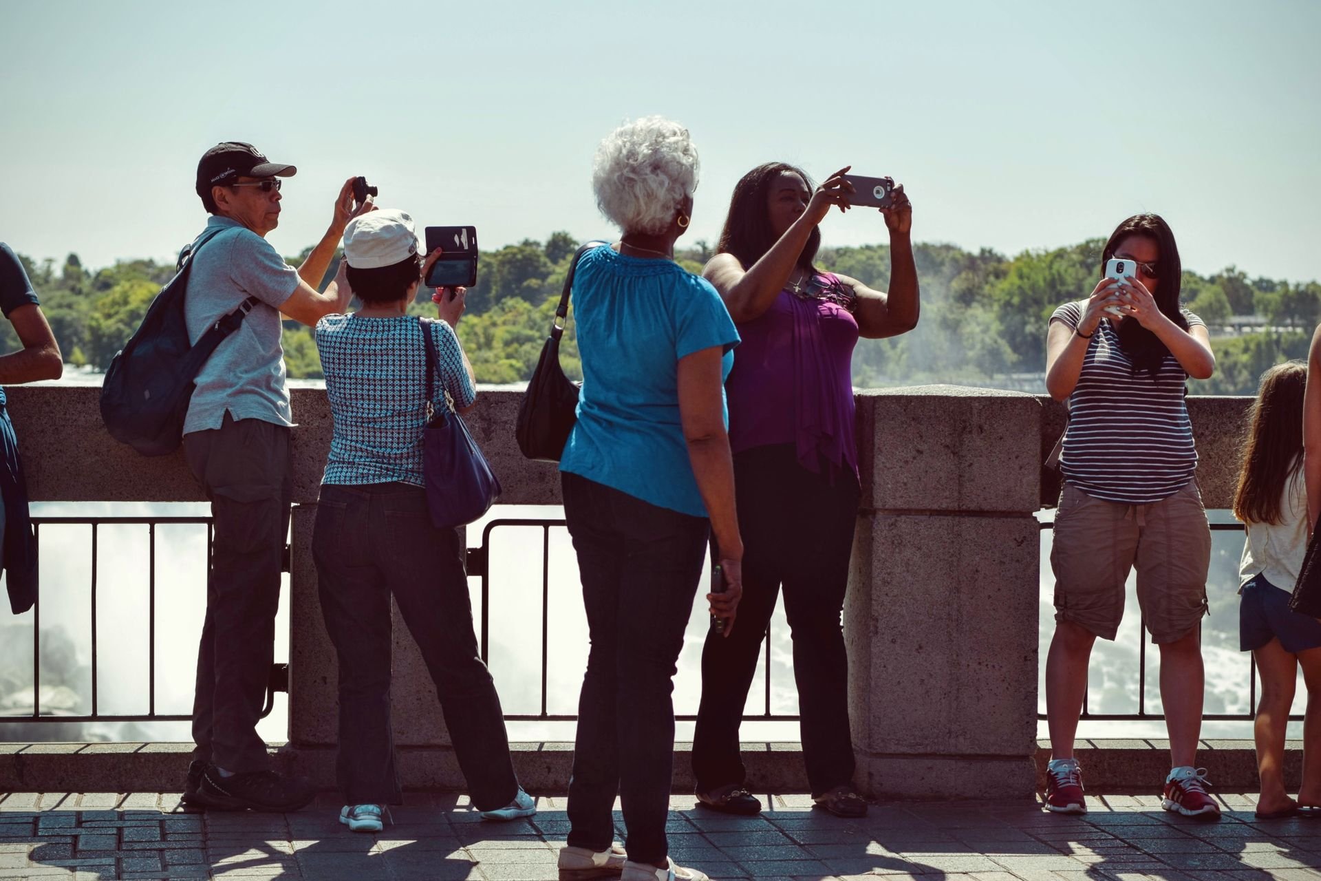 Первые в мире туристы. Туристы фотографируют. Туристы на экскурсии. Толпа туристов. Группа туристов.