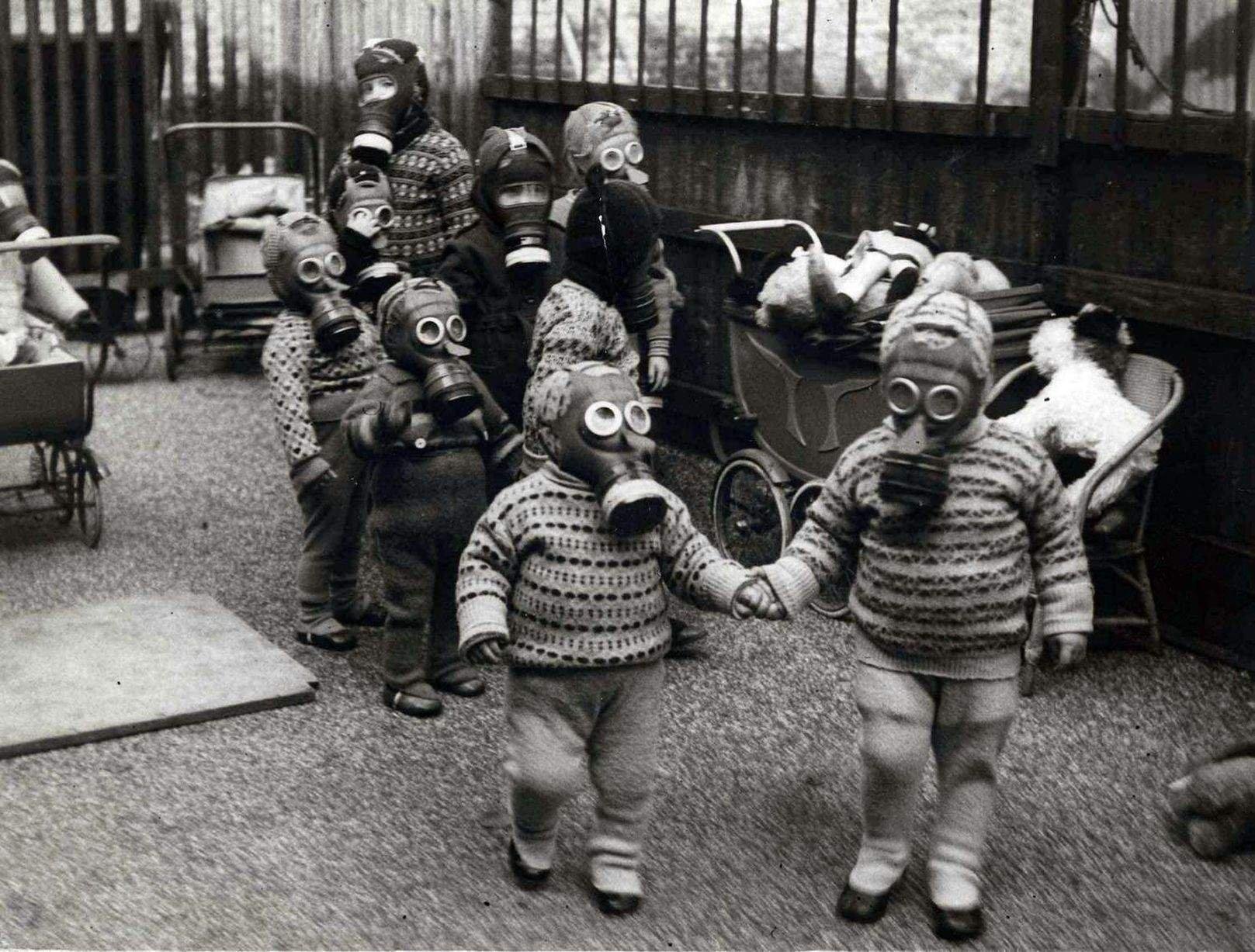 Советские дети в противогазах