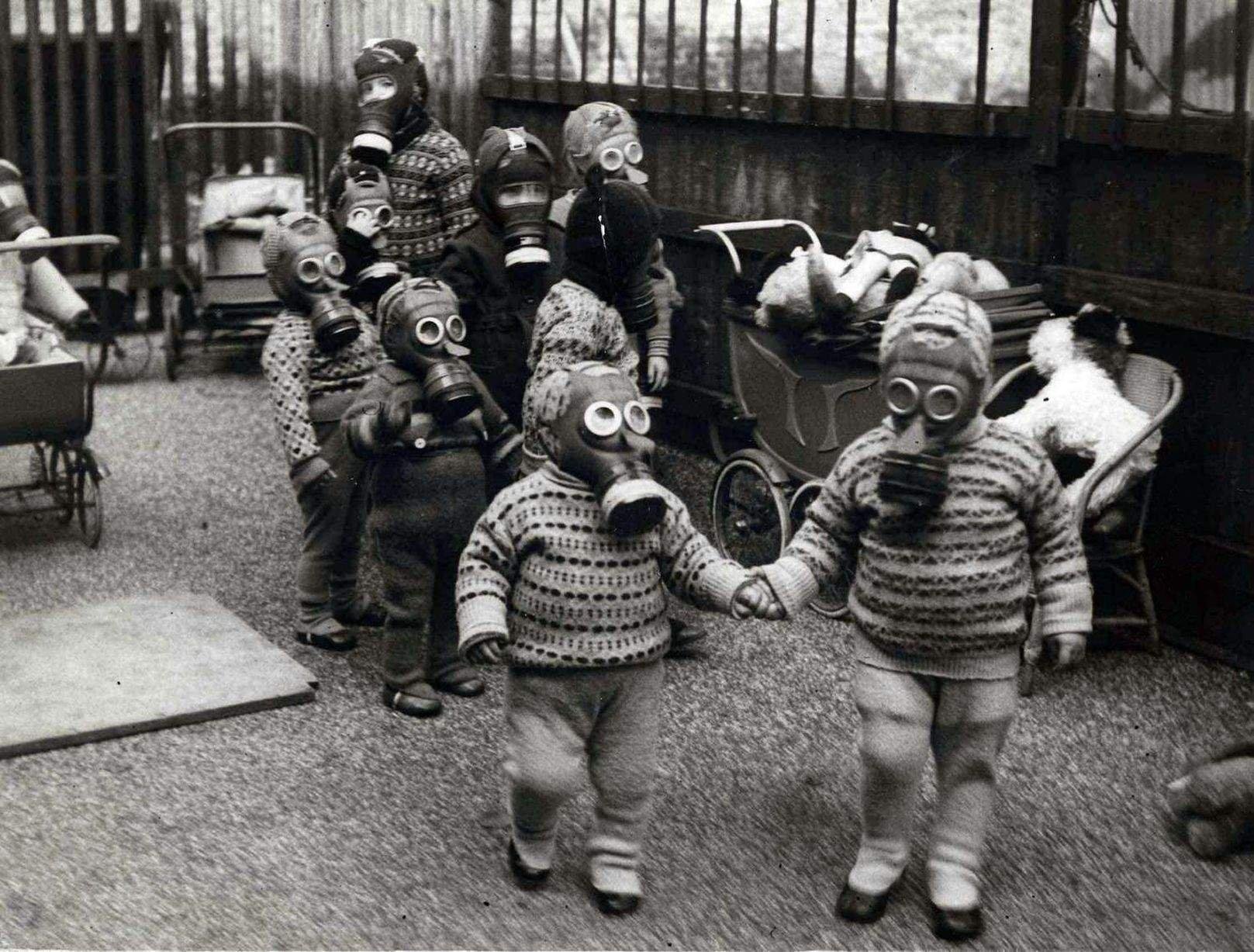 Веселые советские. Дети в противогазах в Лондоне 1940. Дети в противогазах. Советские дети в противогазах. Респиратор для детей.