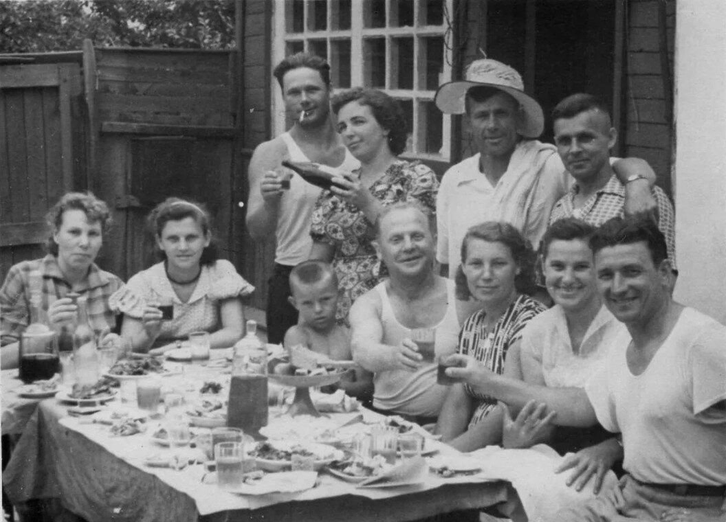 застолье советского человека. советский новогодний стол. советский союз застолье. советское новогоднее застолье. старые гости.