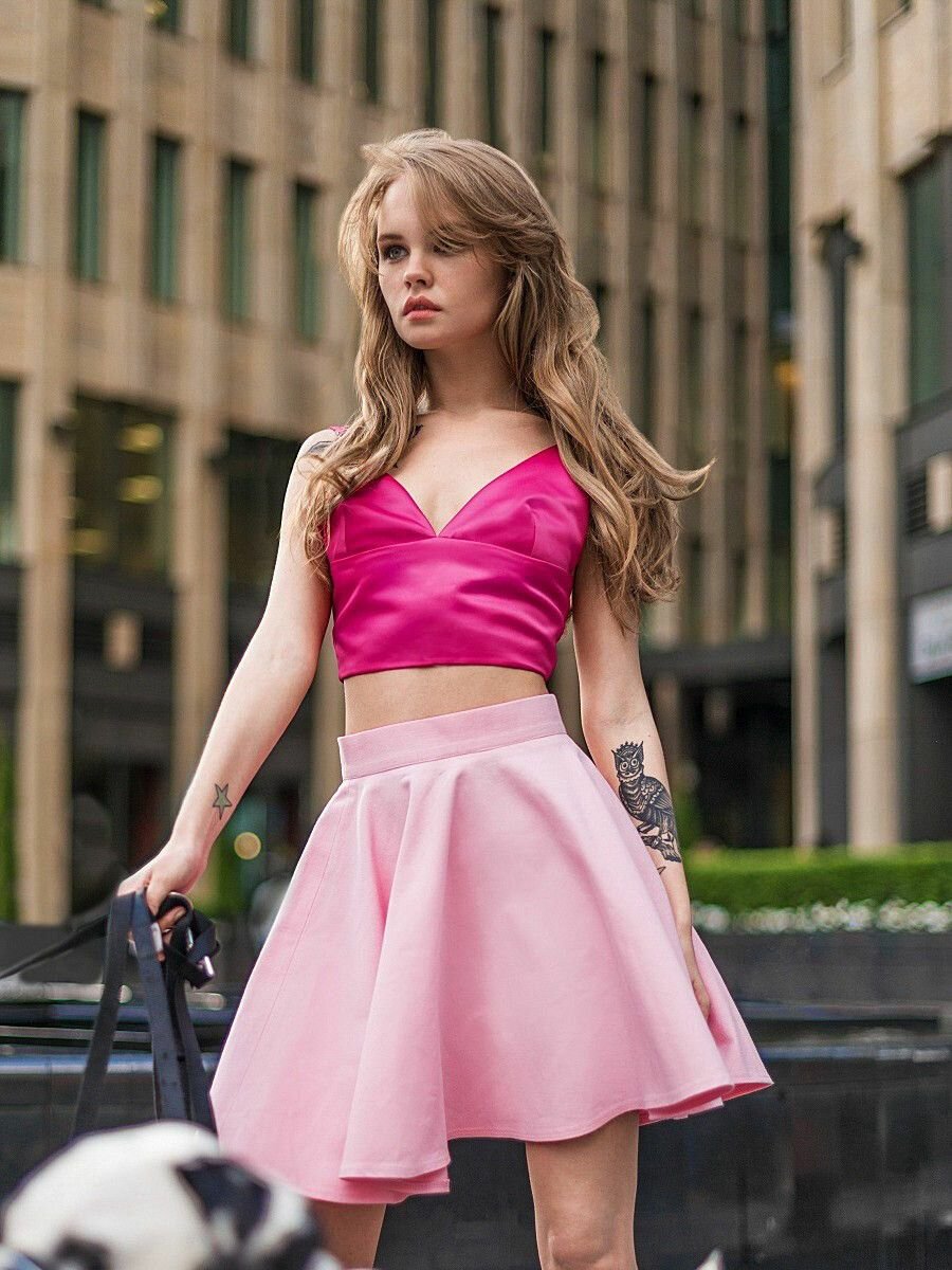 Девочка в розовой юбке. Девушка в розовой юбке. Розовая юбка. Розовая юбка для девочки. Розовая одежда для девушек.