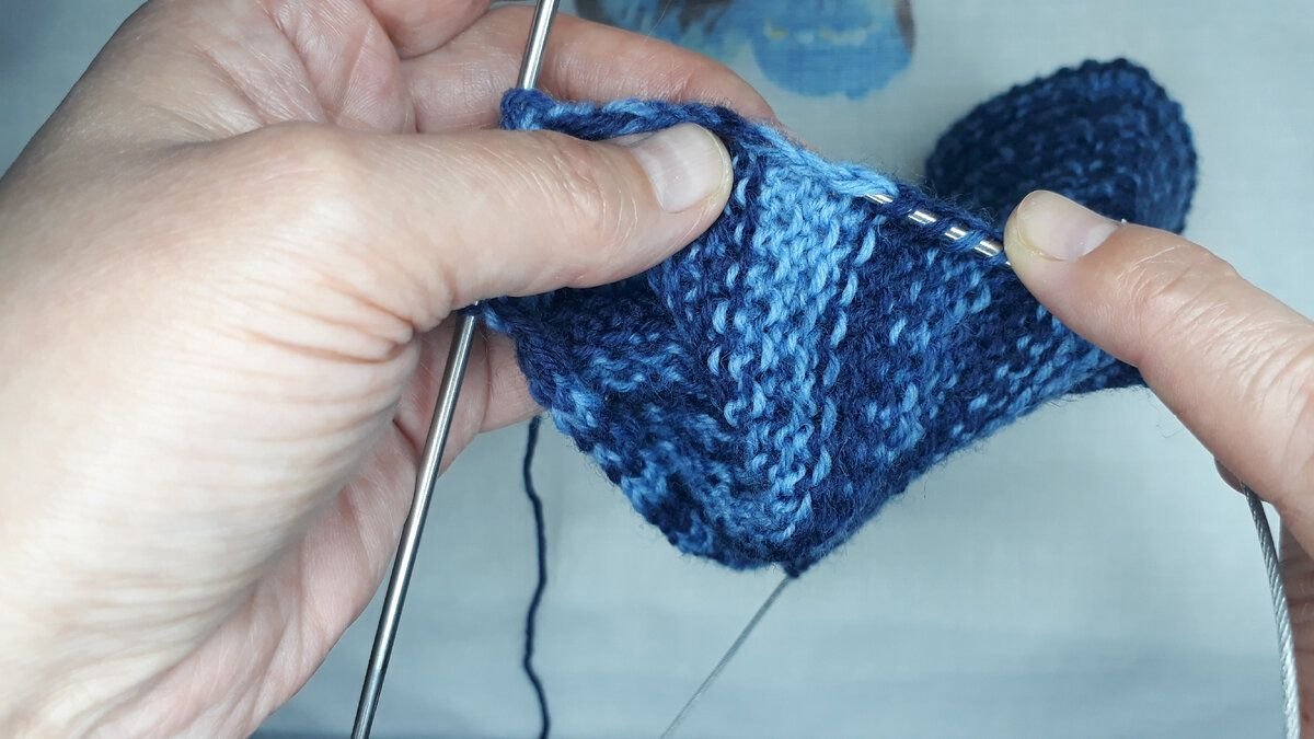 Вязание спицами пятки на носках 5 спицах. Укрепленная пятка носка спицами. Как вязать укрепленную пятку. Как вязать пятку на 5 спицах для начинающих пошагово. Вязание укрепленная пятка.