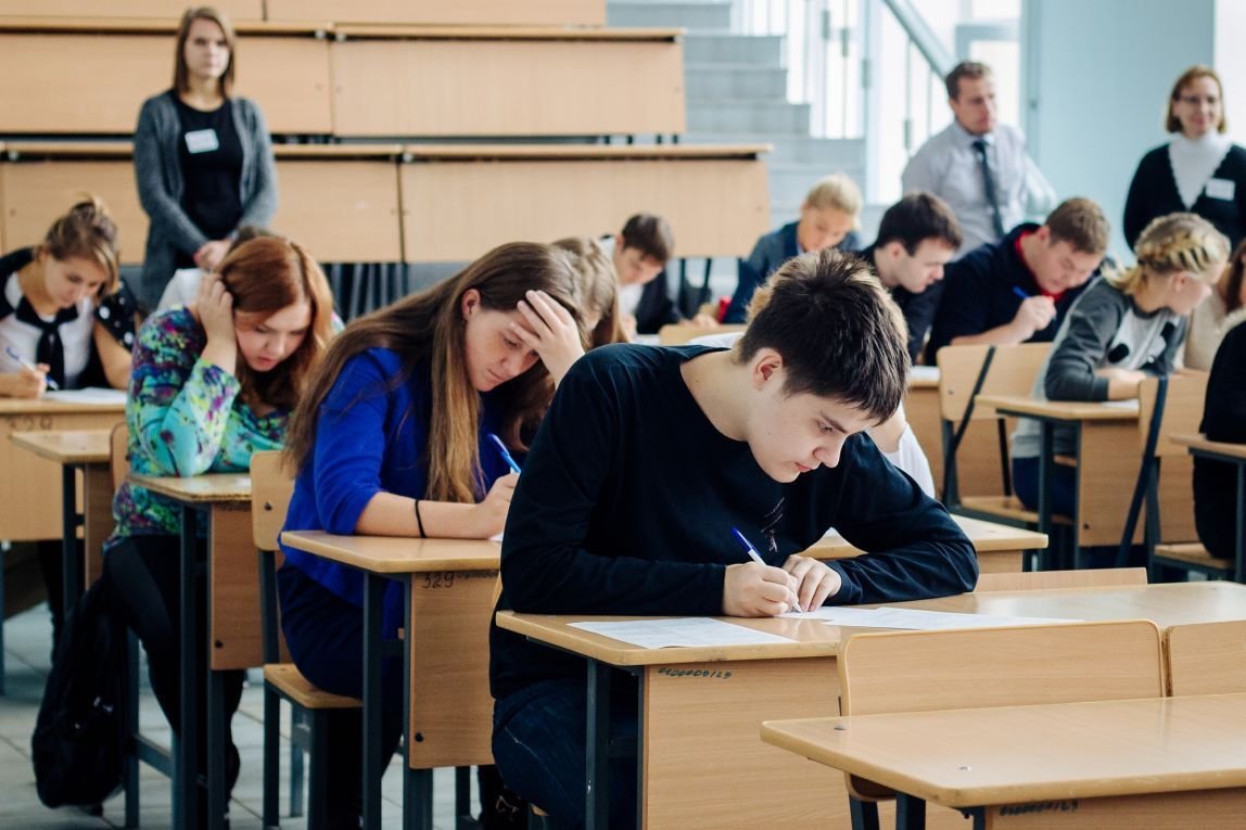 Class student. Старшая школа в России. Старшеклассники за партой. Студент за партой. Урок в старших классах.