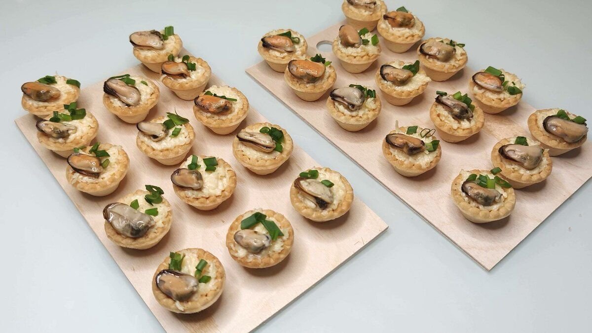 тарталетки. закуска из мидий на праздничный стол. тарталетки с мидиями. закуска из мидий на праздничный стол. бутерброды с мидиями.