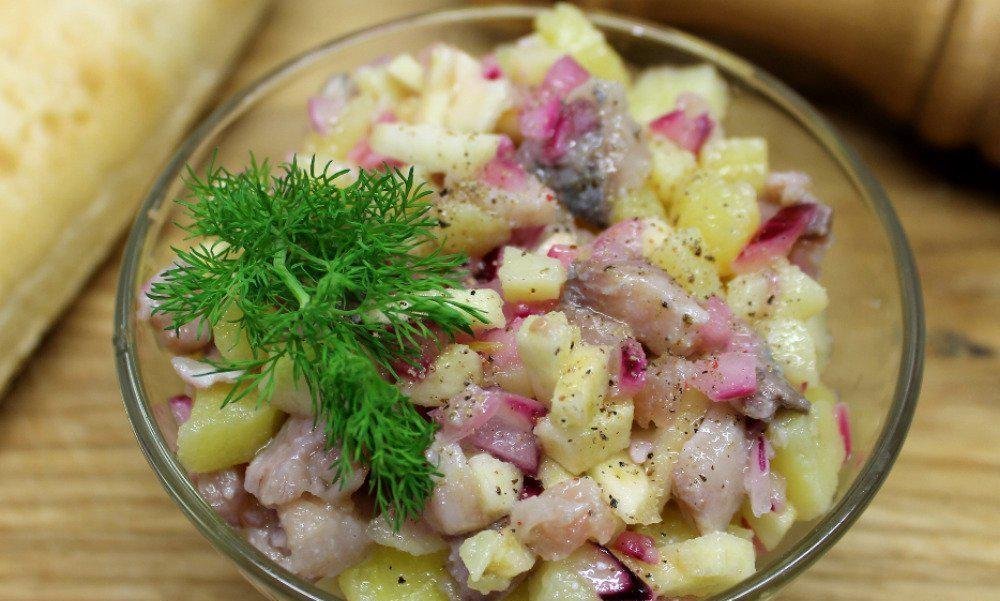 Салат с селедкой картошкой и горошком. Салат картошка с селедкой и луком. Селедка с картошкой. Салат с селёдкой и картофелем и луком. Салат картофельный с сельдью.