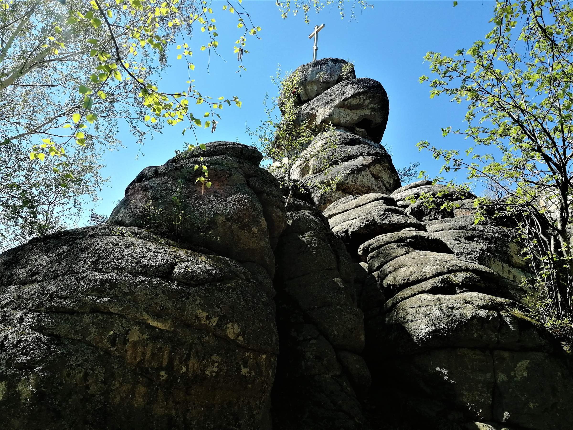на горе церковка