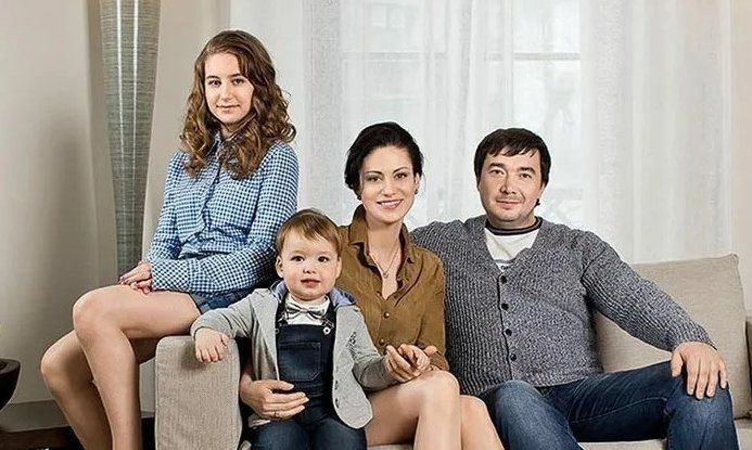 родители анны ковальчук национальность родителей. добрыня олегович капустин злата ильченко. анна ковальчук 2022. олег капустин муж анны ковальчук. добрыня капустин сын анны ковальчук.