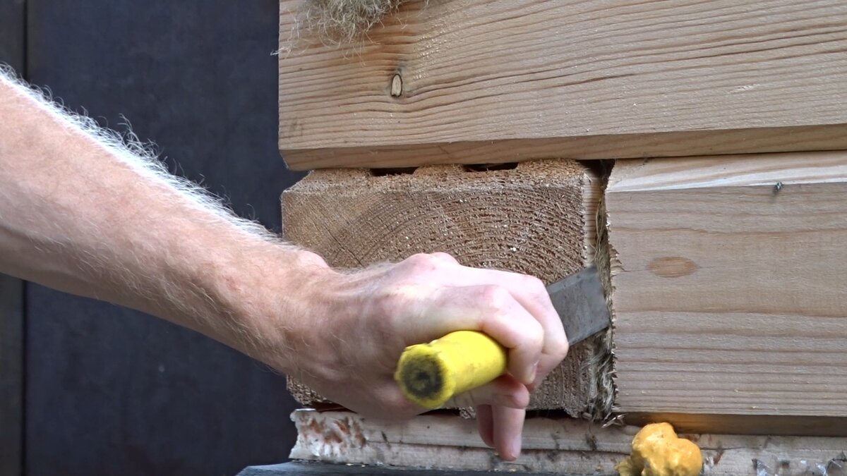 Конопатка углов профилированного бруса. Как утеплить углы в доме. Теплый угол каркасного дома. Утепление углов дома из кирпича снаружи. Конопатка стен из профилированного бруса 150х150.