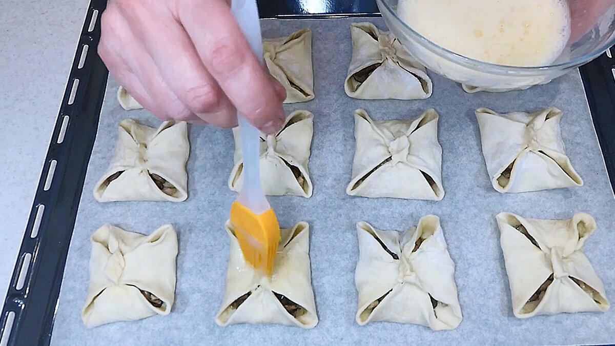 Как делать конвертики из теста. Конверты из слоеного теста. Конвертики из слоеного теста. Конверт из теста. Конверты из слоеного теста.