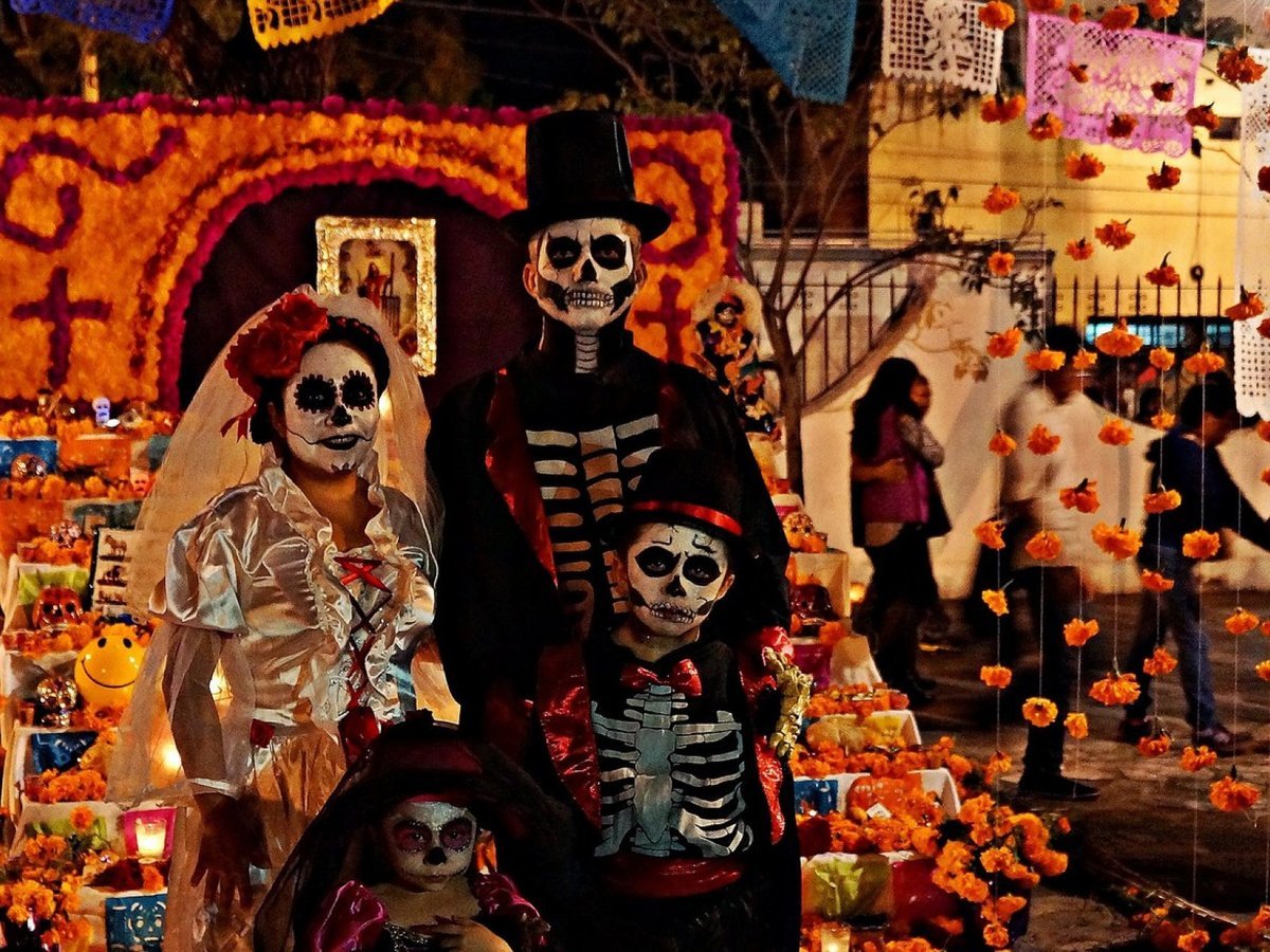 Актуальность дня мертвых. Санта Муэрте Мексика карнавал. Санта Муэрте праздник в Мексике. Диа де Лос Муэртос — день мертвых в Мексике. Карнавал смерти в Мексике.