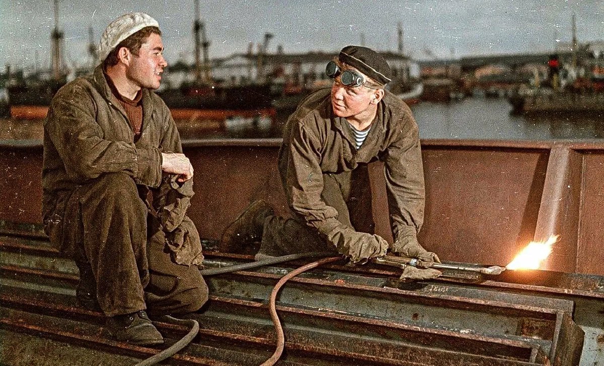 охрана труда. рабочий вдруг. креативная реклама бытовой техники. рабочие в жару. прикольные изображения на рабочий стол.