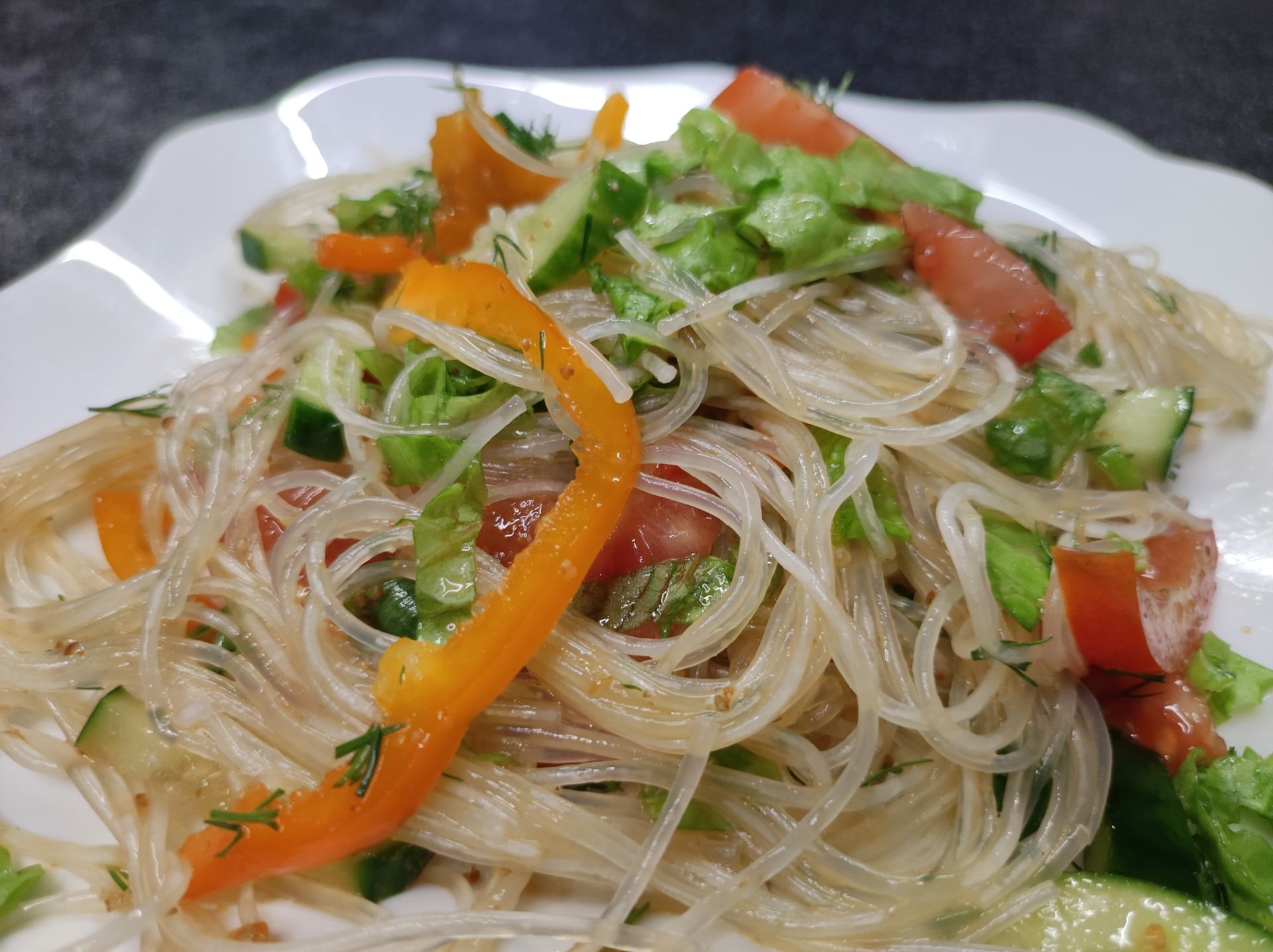 Фунчоза с овощами по корейски. Салат с фунчозой и овощами. Фунчоза с рыбой.