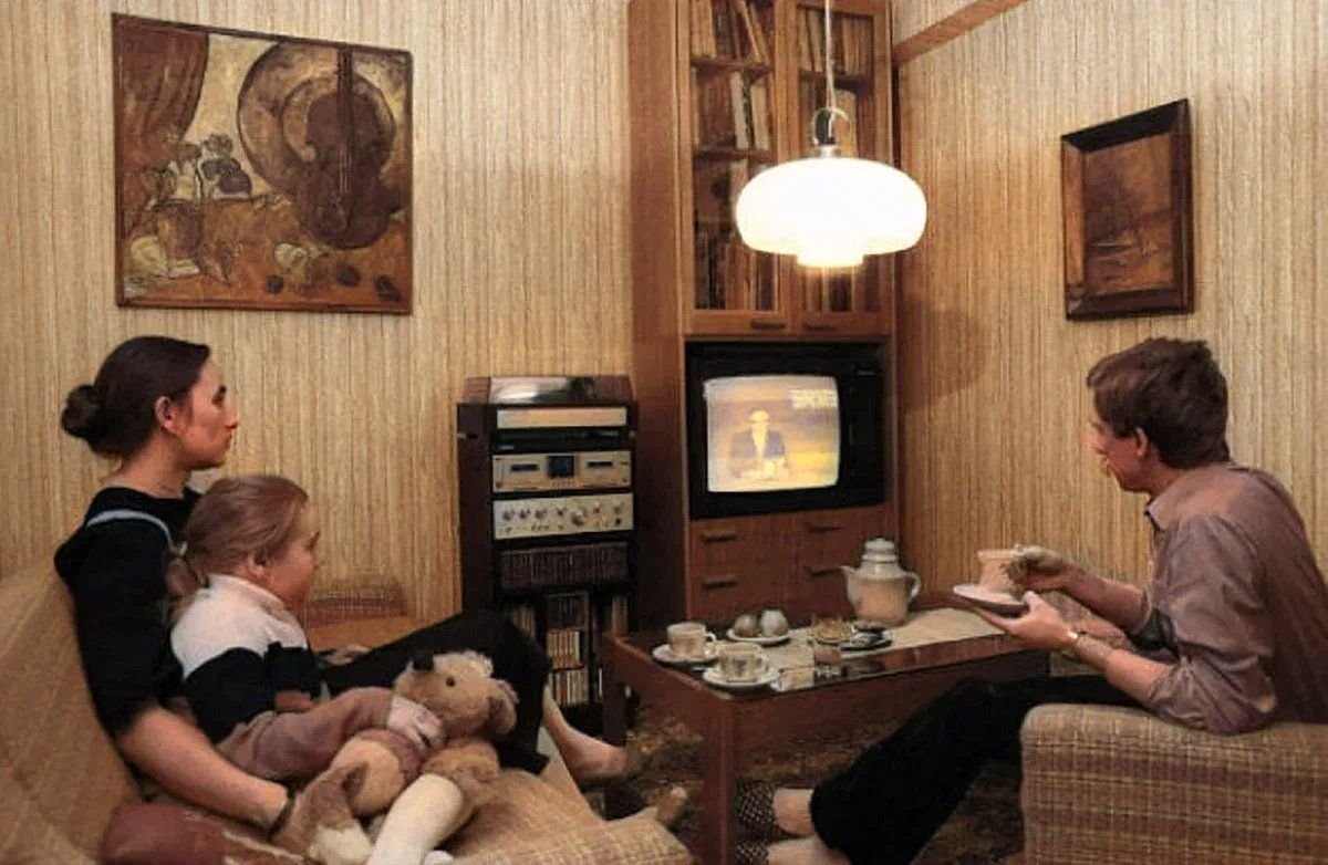 Быт советских граждан. Советская семья. Телевидение СССР. Советская семья у телевизора. Советский быт.