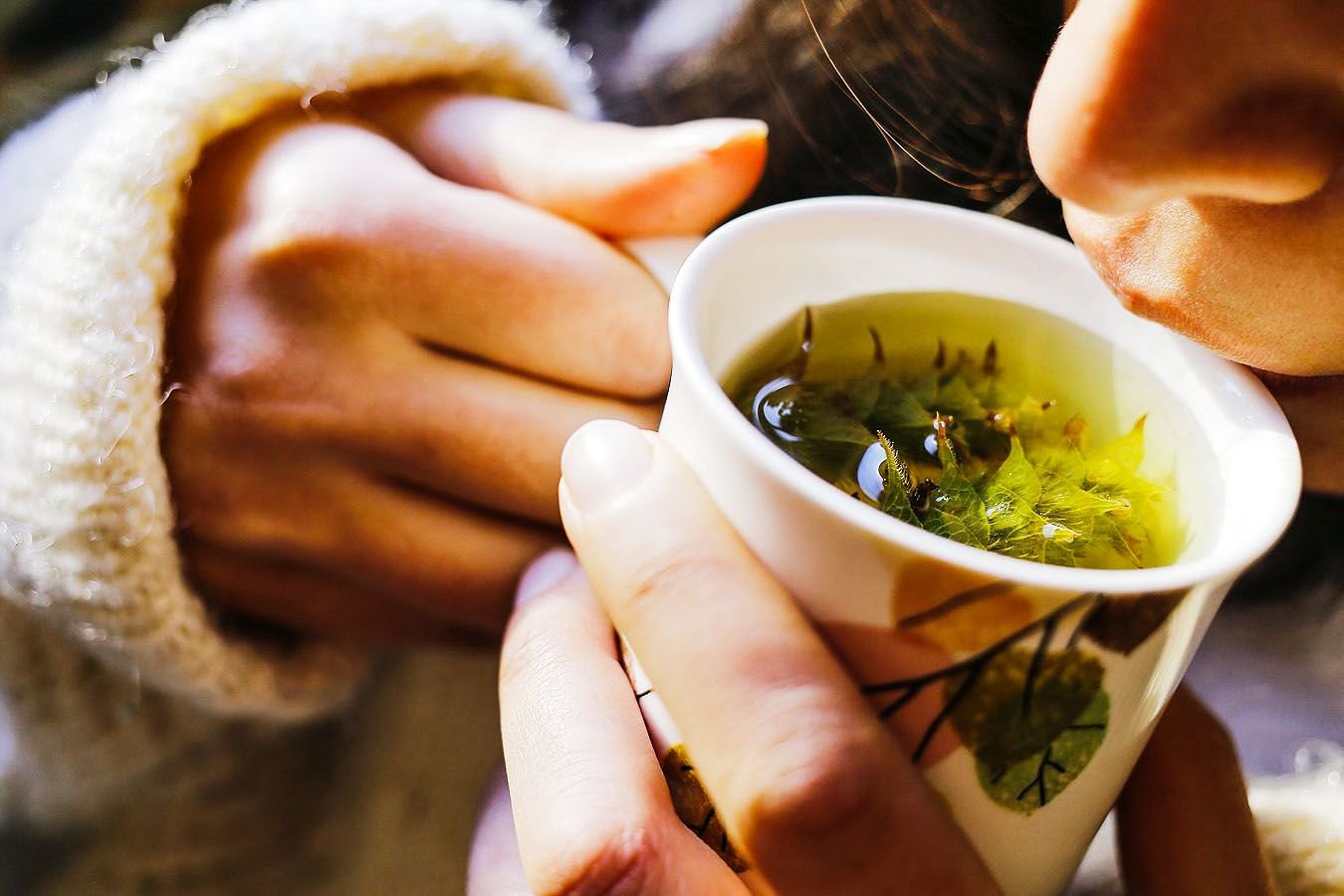 Зеленый заболел. Чай из трав. Травяной отвар. Чай на травах. Пью чай.