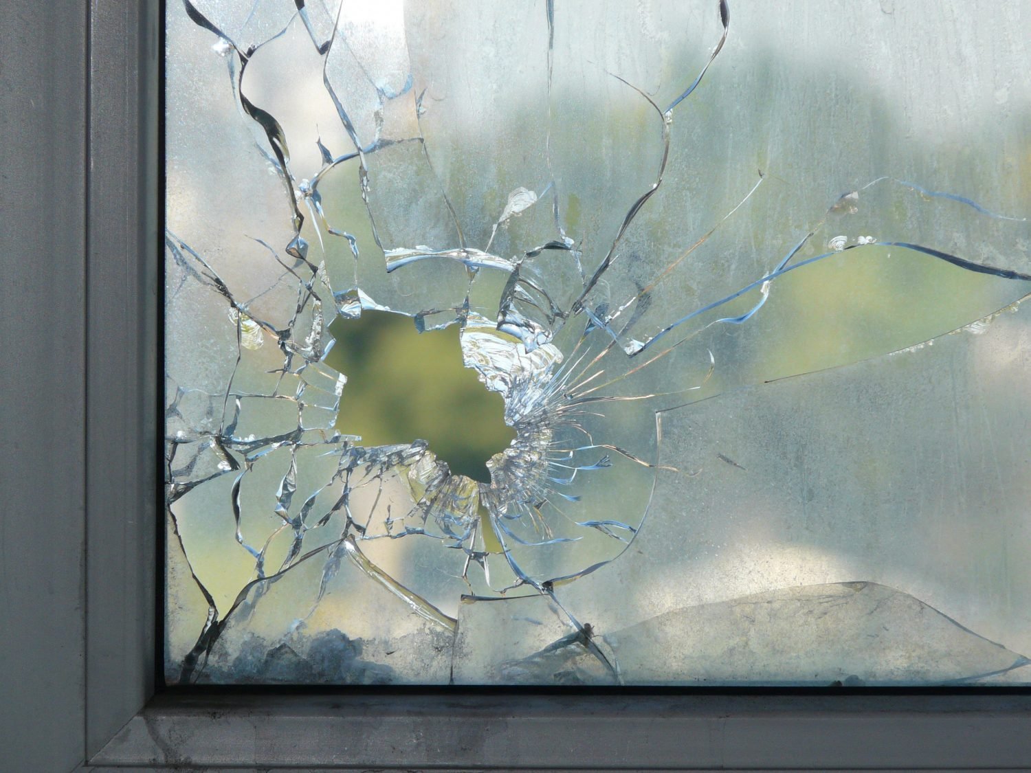 Трещина на окне. Разбитое окно. Разбитое стекло в окне. Стекло окно. Разбитый стеклопакет.