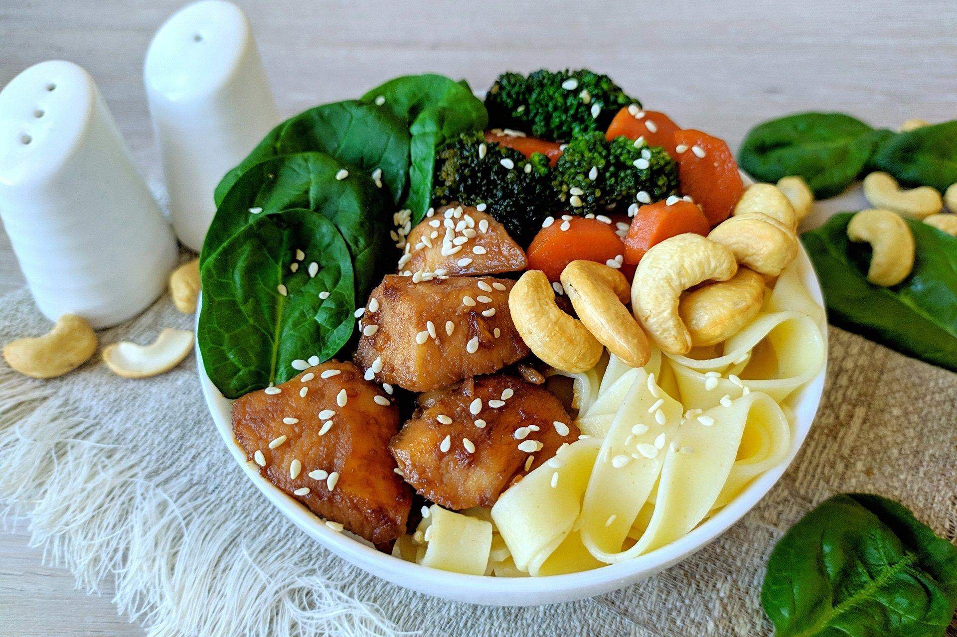 Боул с курицей и лапшой: готовим простое и питательное блюдо на обед ...