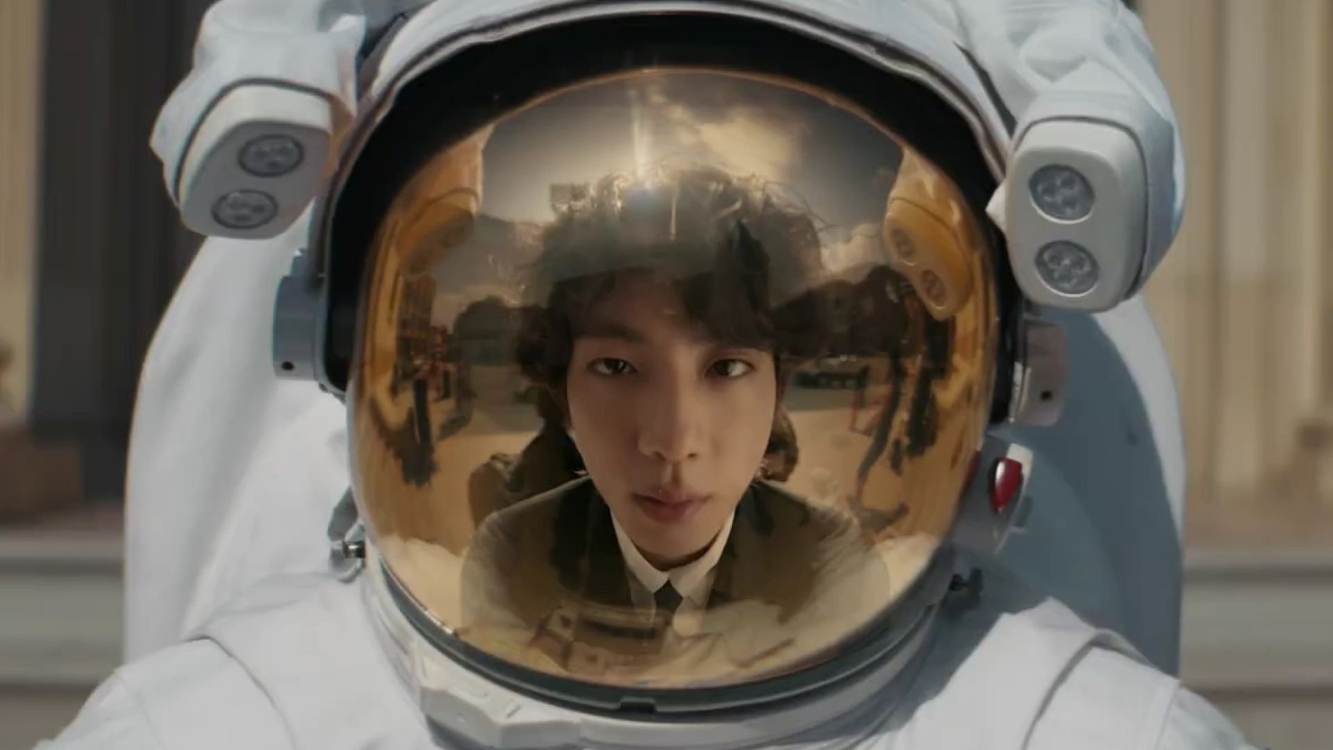 Джин из бтс астронавт. Джин бтс армия 2022. Джин астронавт бтс. Джин астронавт бтс. Джин астронавт бтс фото.