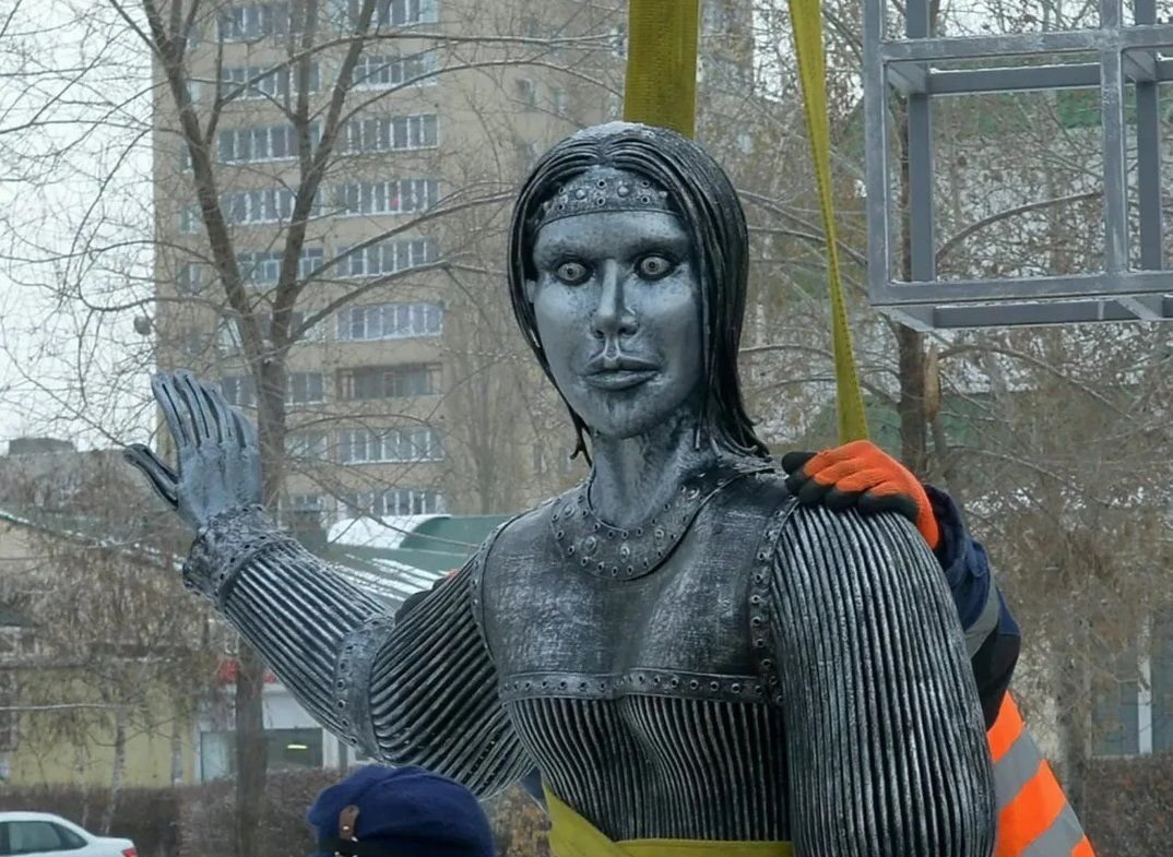 Новая скульптура. Памятник Аленке в Воронеже. Памятник Аленке в Нововоронеже. Скульптура Аленушки в Нововоронеже. Страшная Аленка памятник в Нововоронеже.