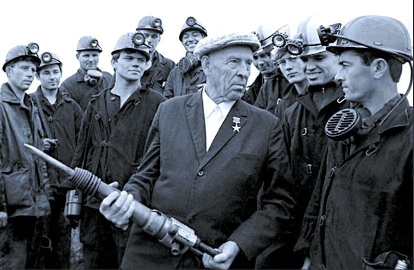 Донбасский шахтер алексей стаханов. Движение шахтеров рекордсменов. Алексей стаханов и стахановское движение. Стаханов шахтер. Таль спасский карпов.