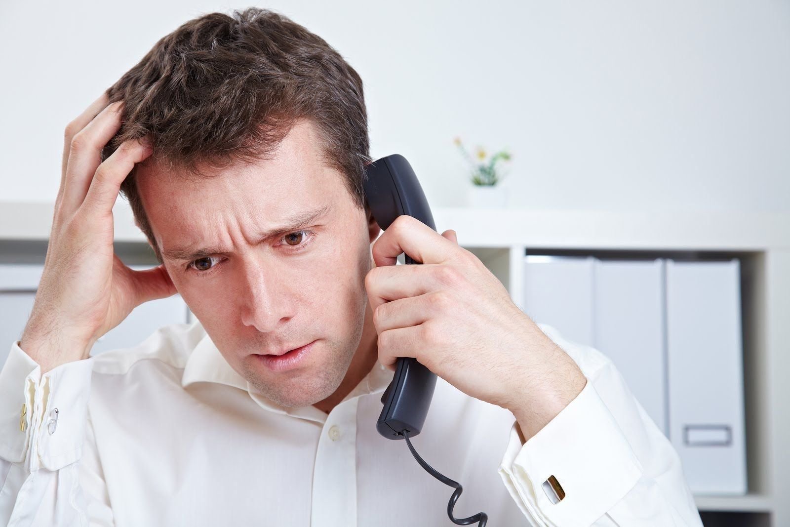 трудный клиент. неприятная информация. неприятная информация. человек в стрессе. неприятная информация.