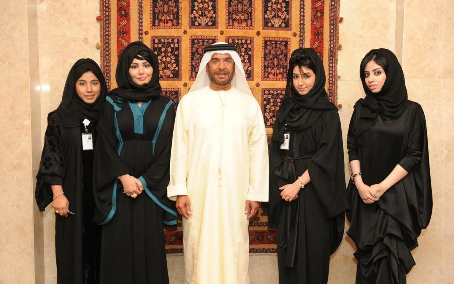 4 жены новый. Дубай Шейх многоженство. Шейхи Саудовской Аравии и их жены. Гарем в Саудовской Аравии. Шейх Саудовской Аравии и его семья.