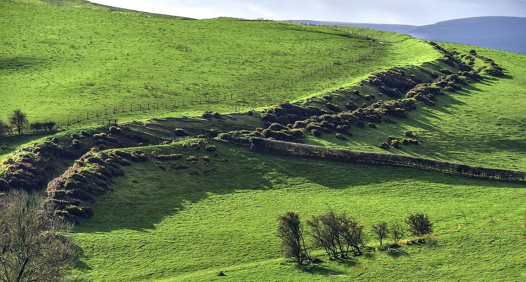 Насыпь вдоль. Offa's dyke. Тропа вдоль вала-оффы. Вал оффы. Земляной вал Стенесс Шотландия.