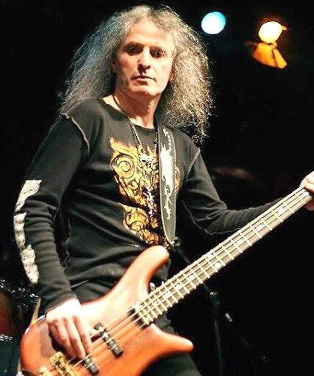 Дядя алик гитарист биография. Блогер гитарист дядя алик. Группа мастер алик грановский. Гитарист таджик маьмур. Голый шнуров.