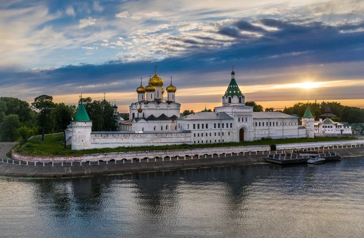 Кострома ру. Ипатьевский монастырь Ярославль. Архитектура Костромы. Кострома памятники архитектуры. Ипатьевский монастырь вид с Волги.